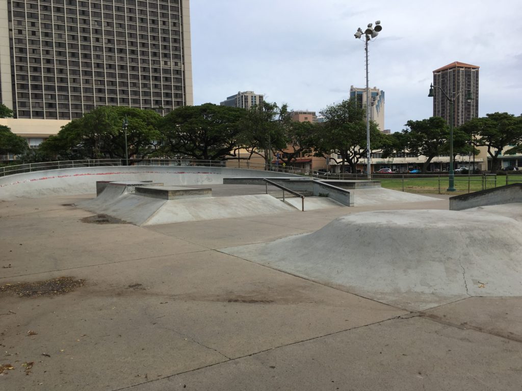 ハワイのダウンタウンのスケボーパーク