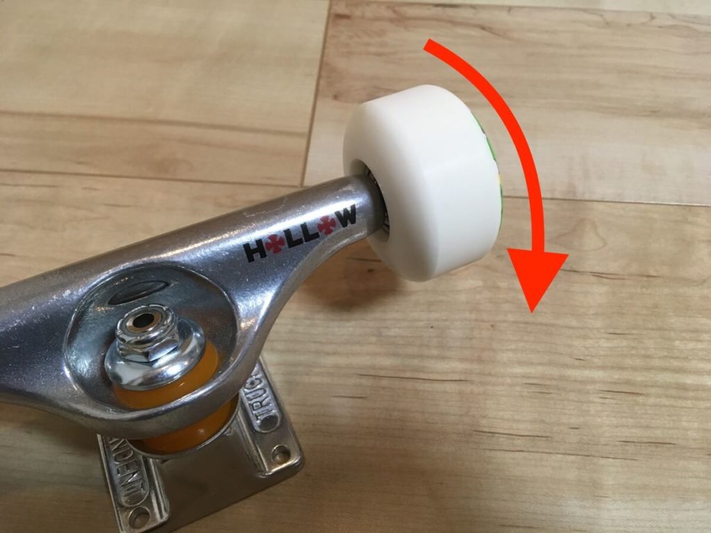 スケボーのウィールが回転