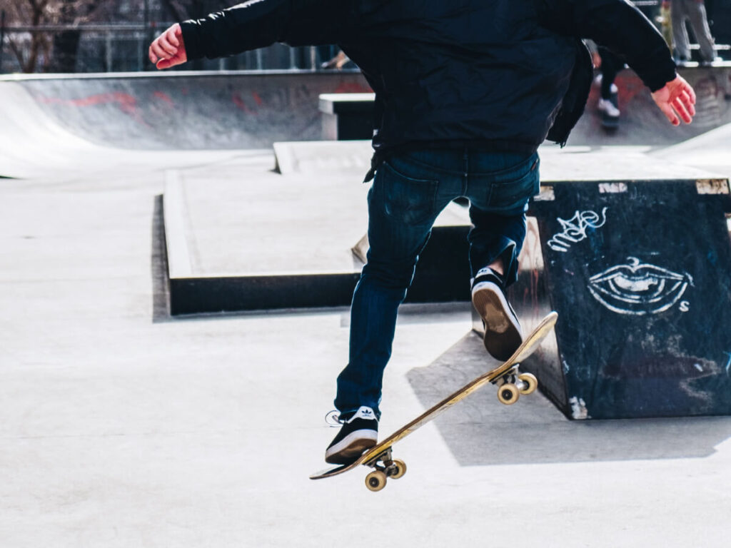 ひとりでスケボーしている男性