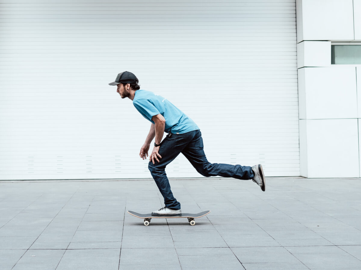 ひとりでスケボーしている男性