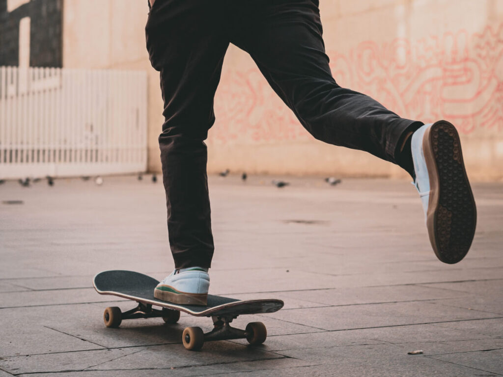 スケボーに乗っている人