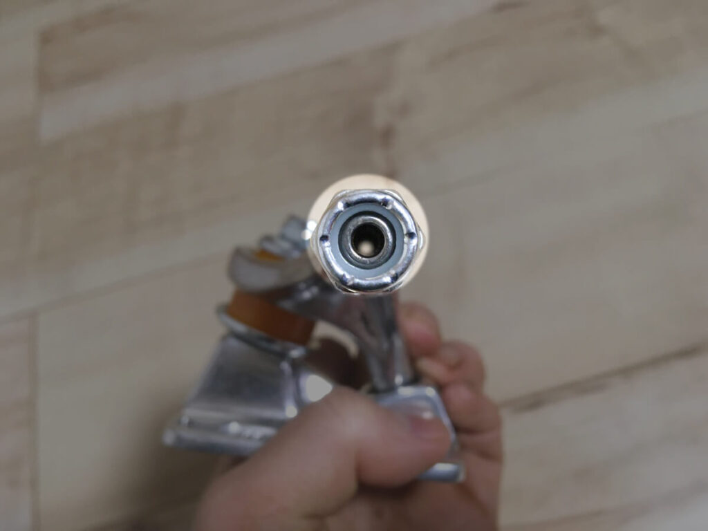 スケボーのトラックのシャフトの軽量化