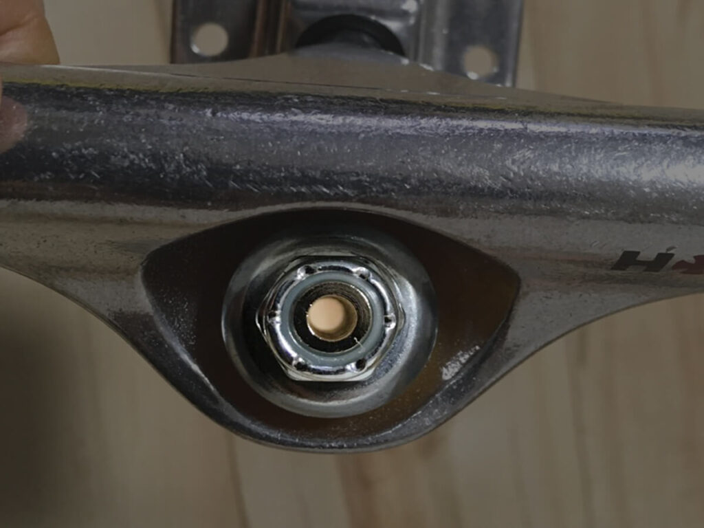 スケボーのトラックのキングピンの軽量化